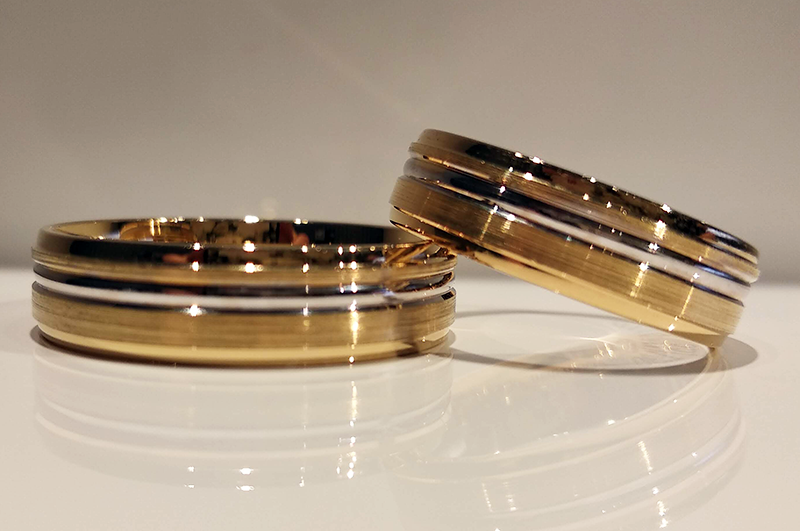 Obrączki ślubne płaskie z liniami 5,5mm dwukolorowe z białego i żółtego złota próba 585