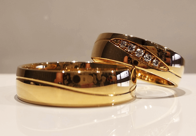 Obrączki ślubne z falą i kamieniami półokrągłe 5,5mm próba 585