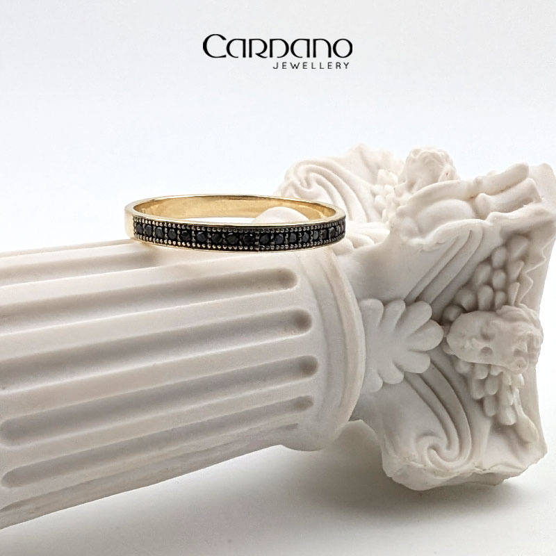 Żółty pierścionek z czarnymi diamentami
