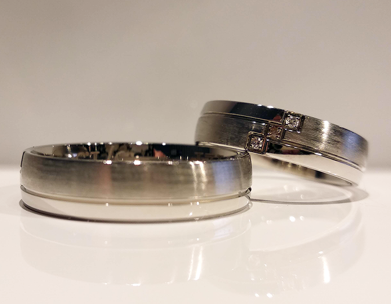 Obrączki ślubne półokrągłe 5mm ze wzorem i kamieniami białe złoto 585