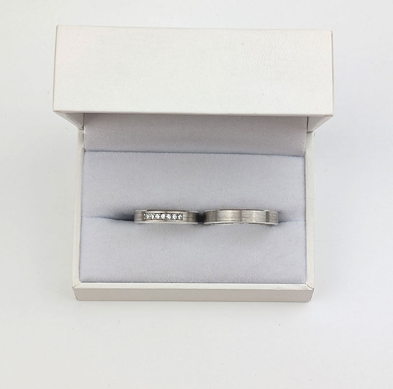 Fazowane obrączki ślubne 4mm z kamieniami białe złoto 585