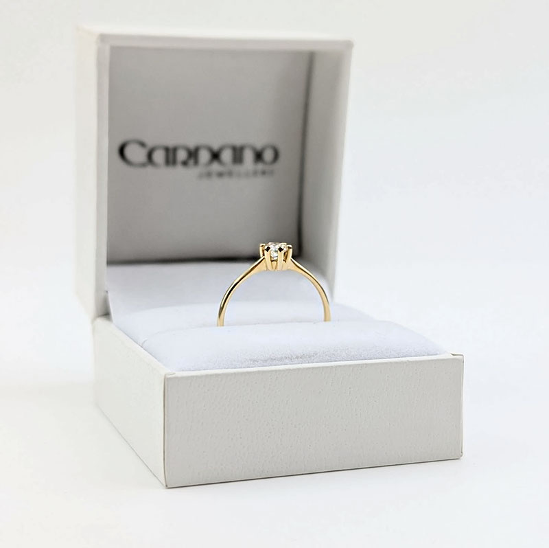 Złoty pierścionek z białym szafirem