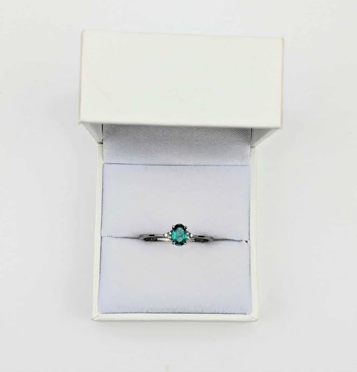 Czarny pierścionek ze szmaragdem i diamentami