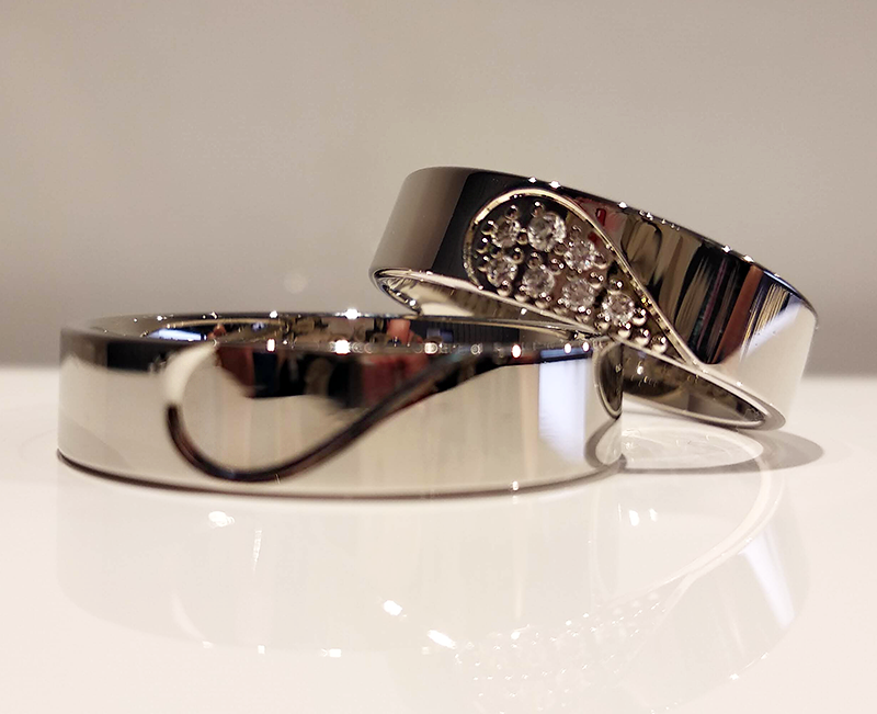 Obrączki ślubne półokrągłe 5mm z motywem serca i kamieniami białe złoto 585