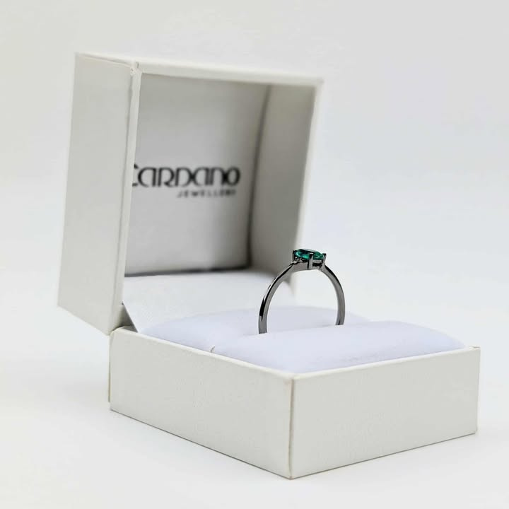 Czarny pierścionek ze szmaragdem i diamentami