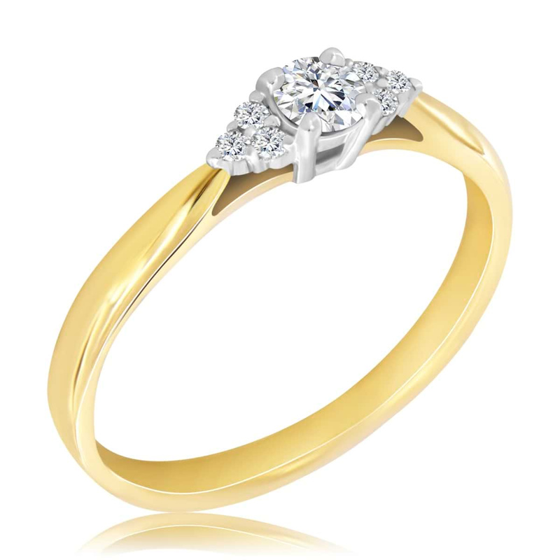 Pierścionek z żółtego złota z diamentem i mniejszymi diamentami po bokach 