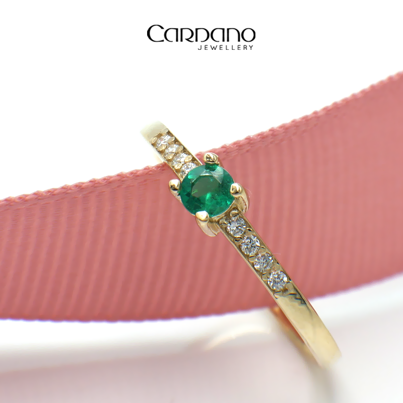 Złoty pierścionek ze szmaragdem i brylantami
