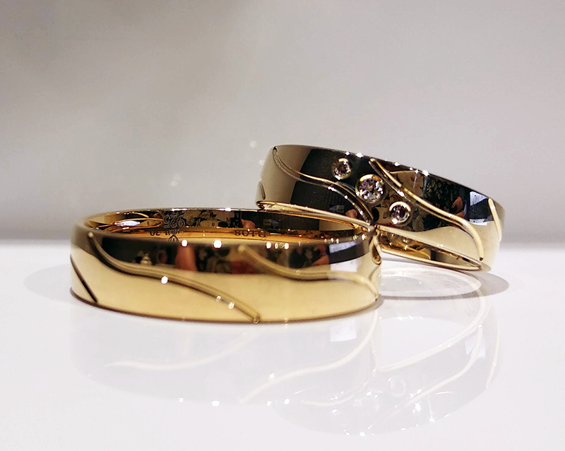 Obrączki ślubne 5mm półokrągłe z falami i kamieniami żółte złoto próba 585