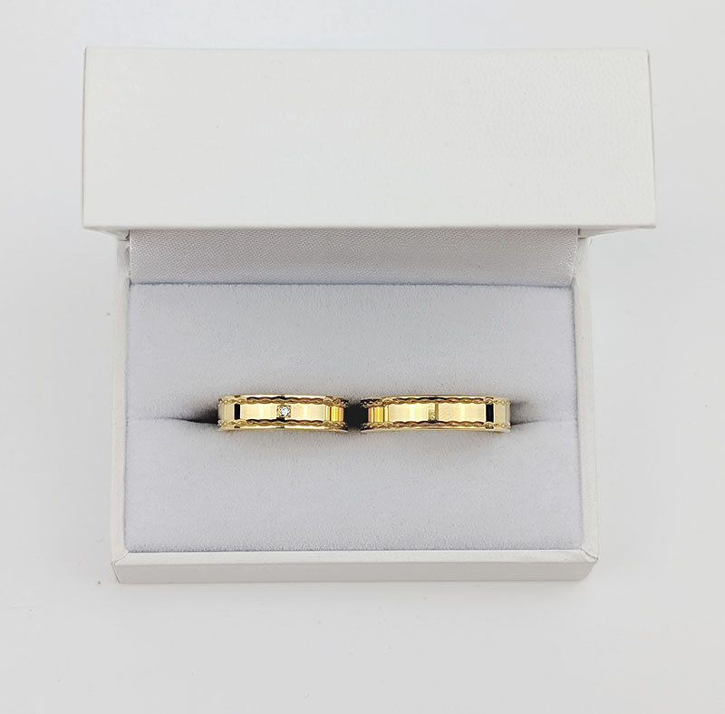 Obrączki ślubne płaskie 5mm ze zdobieniem i kamieniem złoto 585