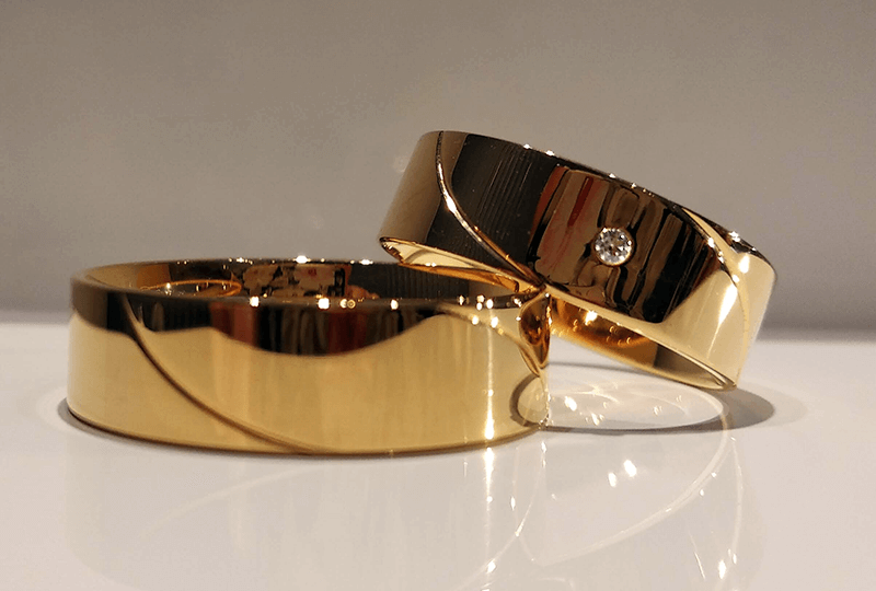 Obrączki ślubne płaskie 6mm ze wzorkiem i kamieniem złoto próba 585