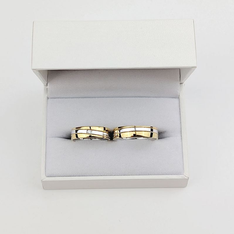 Obrączki ślubne półokrągłe 5,5mm z linią i kamieniem dwukolorowe żółte i białe złoto próba 585