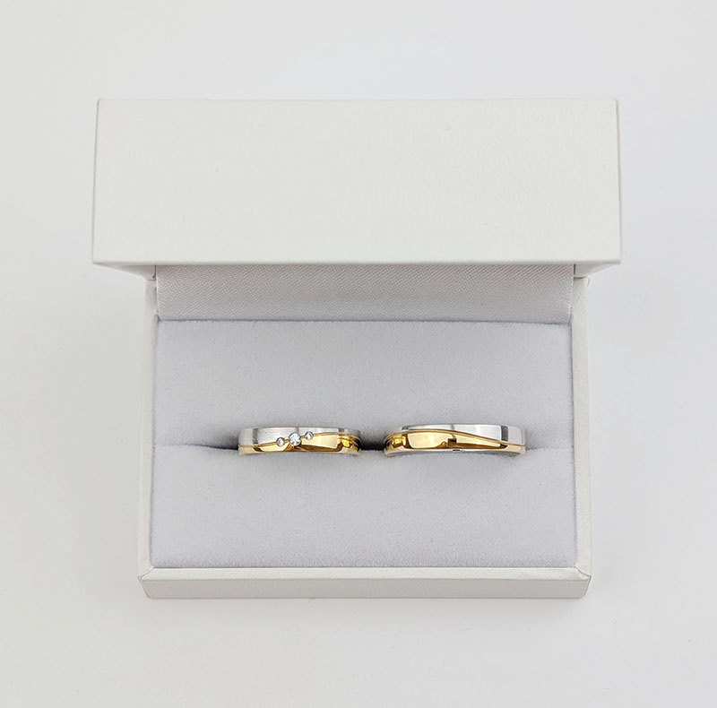 Obrączki ślubne z linią i kamieniami 4mm dwukolorowe żółte i białe złoto próba 585