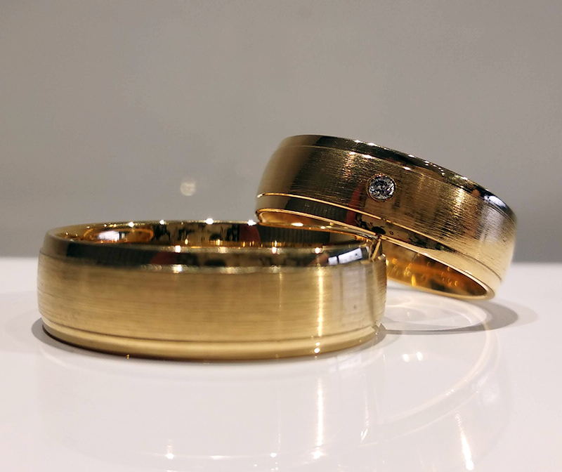 Obrączki ślubne 6mm półokrągłe matowe z kamieniem złoto 585  
