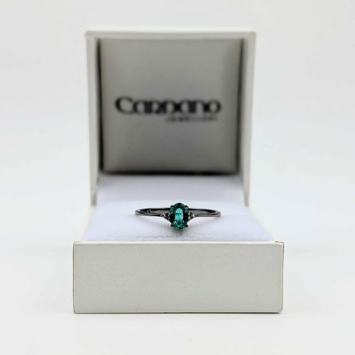 Czarny pierścionek ze szmaragdem i diamentami