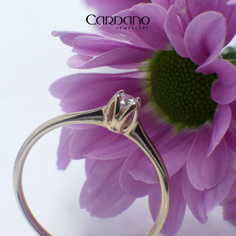 Złoty pierścionek z brylantem