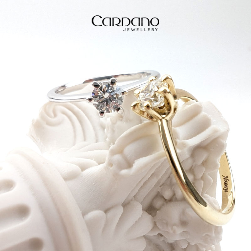 Złoty pierścionek z brylantem syntetycznym