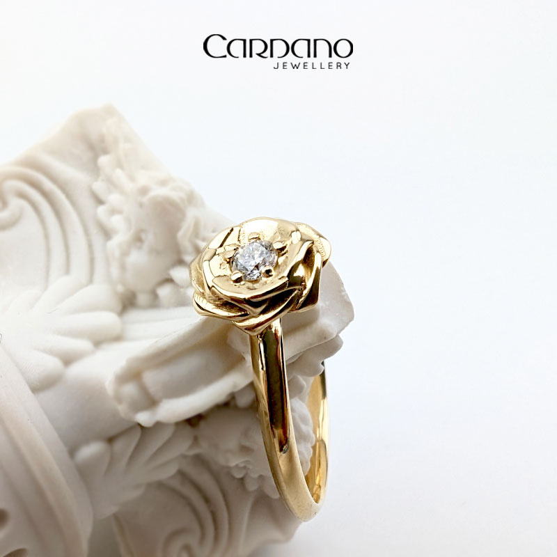 Złoty pierścionek z brylantem