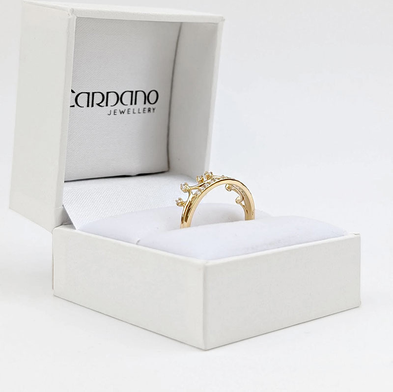 Złoty pierścionek korona z brylantami