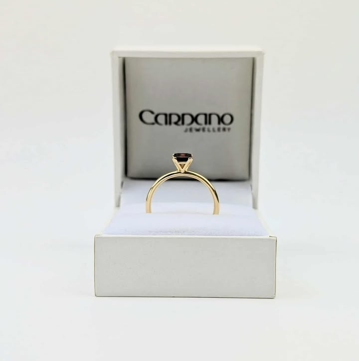 Złoty pierścionek z granatem