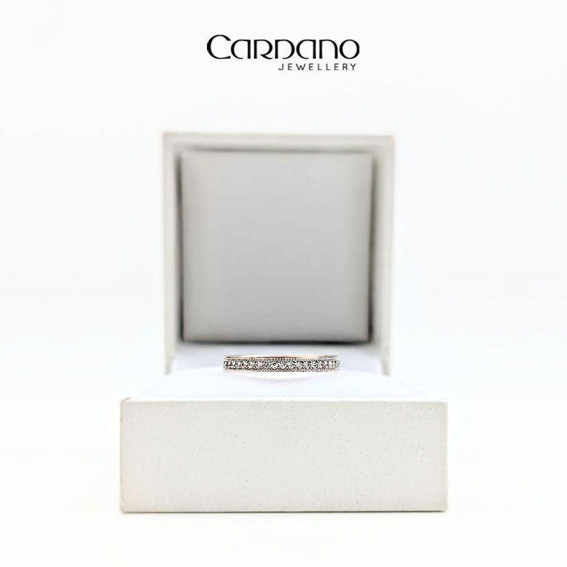 Pierścionek z białymi diamentami z różowego złota