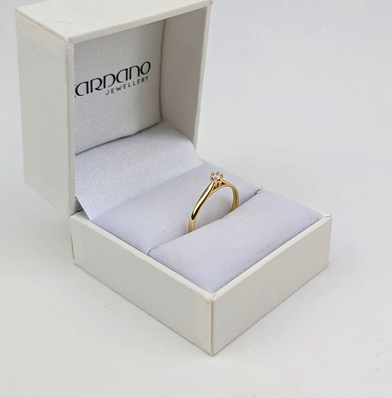 Złoty pierścionek z brylantem