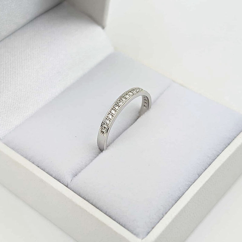 Biały pierścionek z diamentami