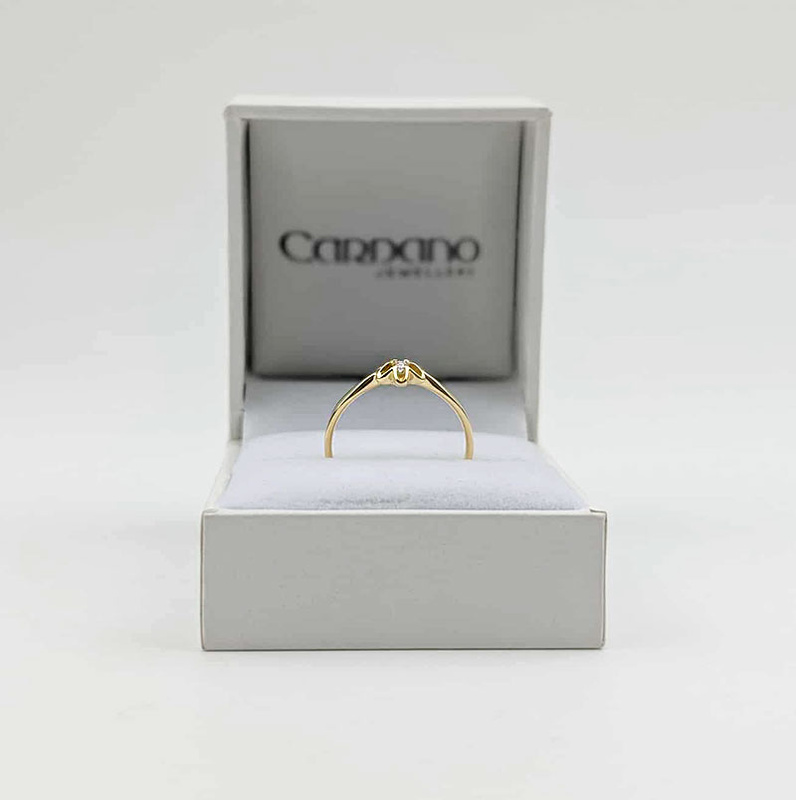 Złoty pierścionek z brylantem