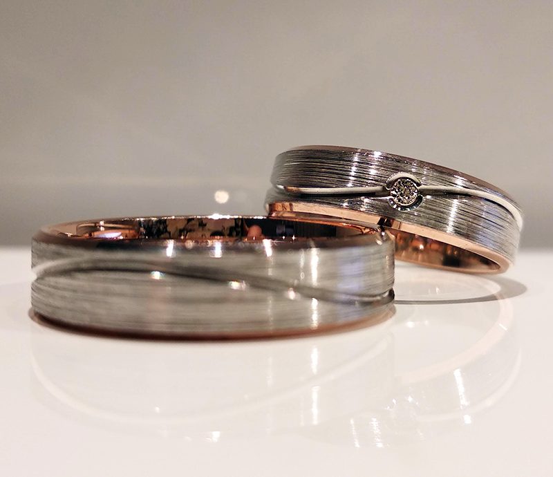 Obrączki ślubne płaskie fazowane 5mm z falą i kamieniem dwukolorowe żółte i białe złoto próba 585