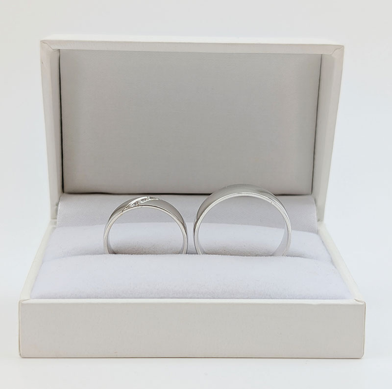 Obrączki ślubne z białego złota 6mm półokrągłe z kamieniami próba 585