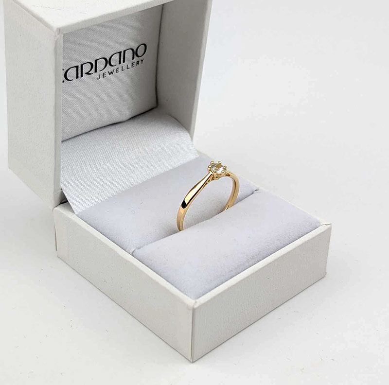 Złoty pierścionek z brylantem syntetycznym