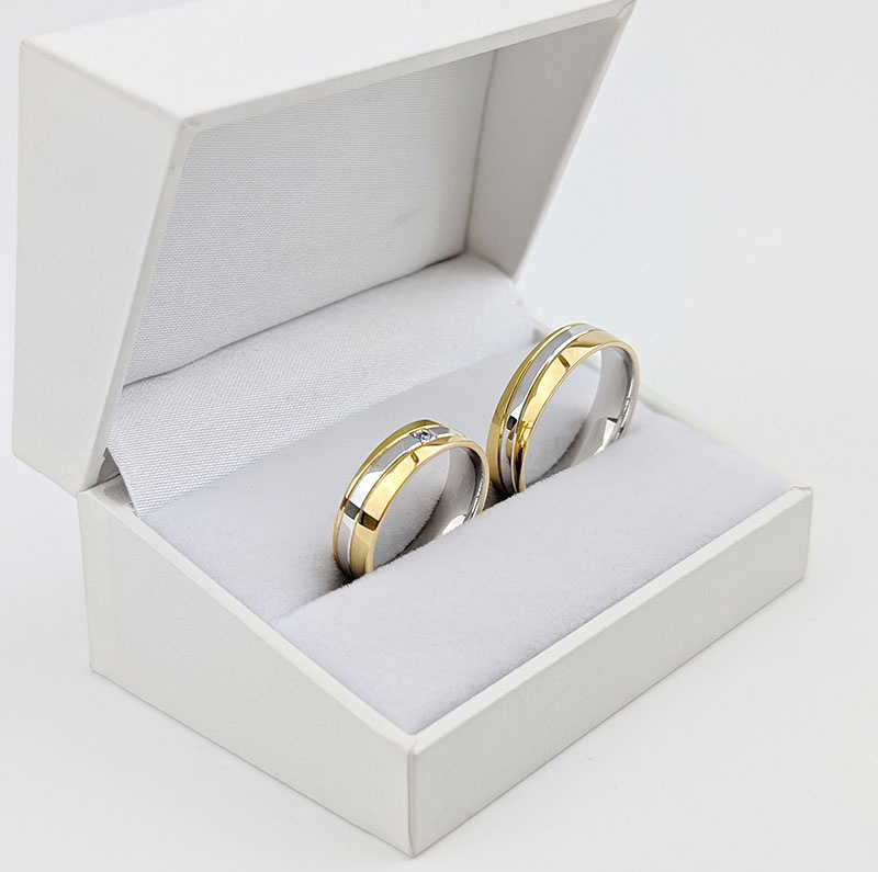 Obrączki ślubne półokrągłe 5,5mm z linią i kamieniem dwukolorowe żółte i białe złoto próba 585