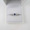 Elegancki pierścionek z szafirem i diamentami białe złoto 585