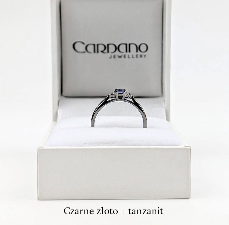 Czarny pierścionek z szafirem i diamentami po bokach