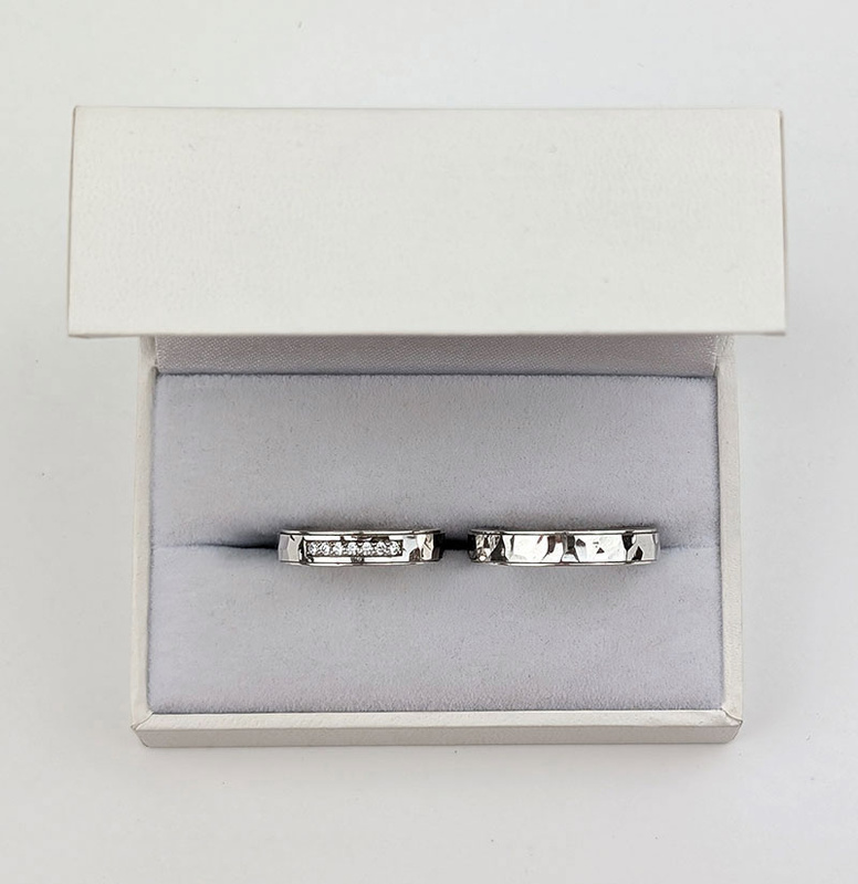 Obrączki ślubne młotkowane z kamieniami 4mm białe złoto 585