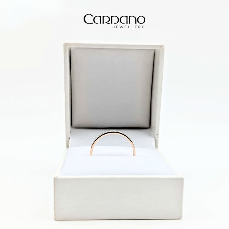 Pierścionek z białymi diamentami z różowego złota