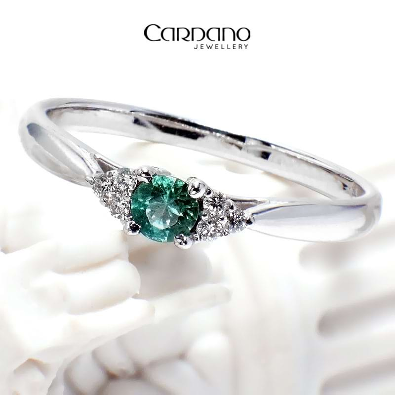 Piękny pierścionek ze szmaragdem z białego złota