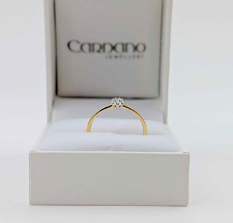 Złoty pierścionek z brylantem syntetycznym