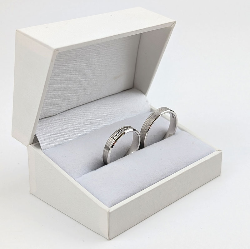 Fazowane obrączki ślubne 4mm z kamieniami białe złoto 585