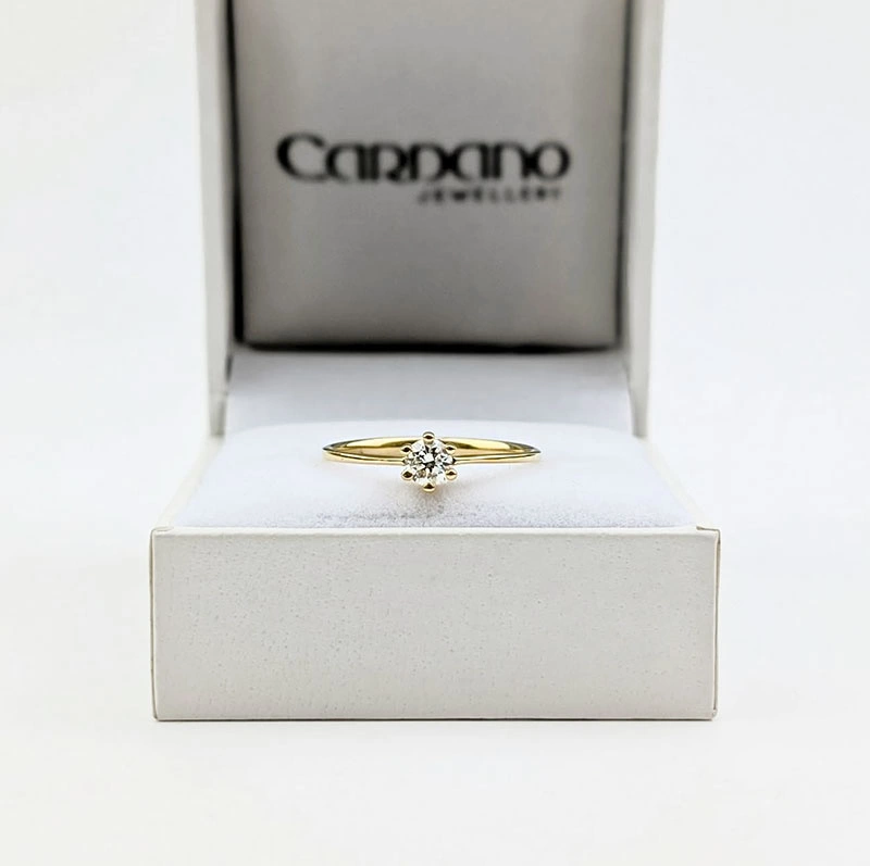 Złoty pierścionek z brylantem syntetycznym