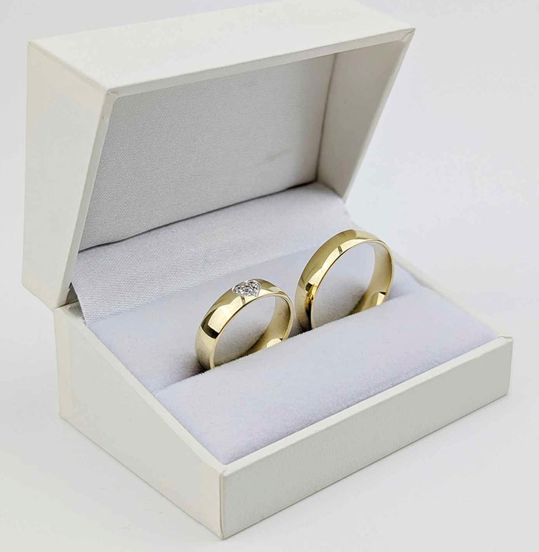 Obrączki ślubne półokrągłe 5mm z dużym sercem żółto próba 585