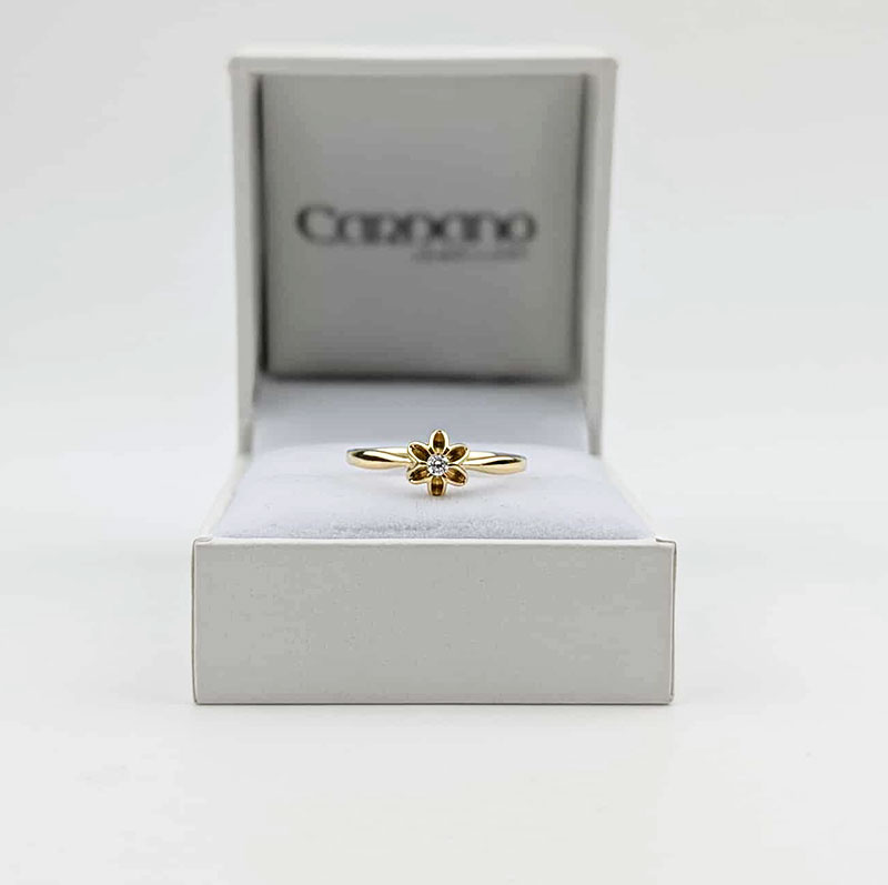 Złoty pierścionek z brylantem