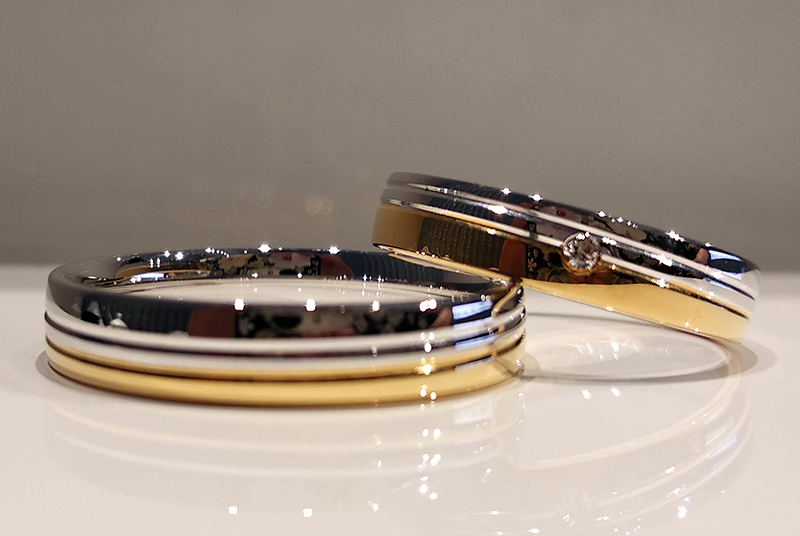 Obrączki ślubne lekko zaokrąglone 4mm z liniami i kamieniem dwukolorowe złoto próba 585