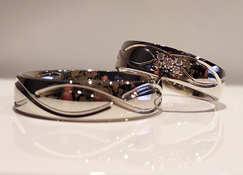 Obrączki ślubne półokrągłe 5mm ozdobione falami i kamieniami białe złoto próba 585