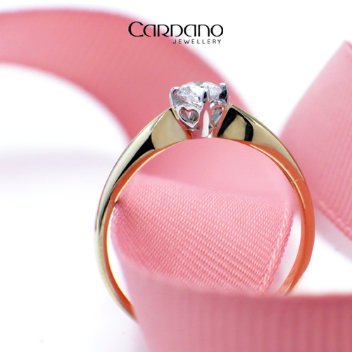 Złoty pierścionek z brylantem naturalnym