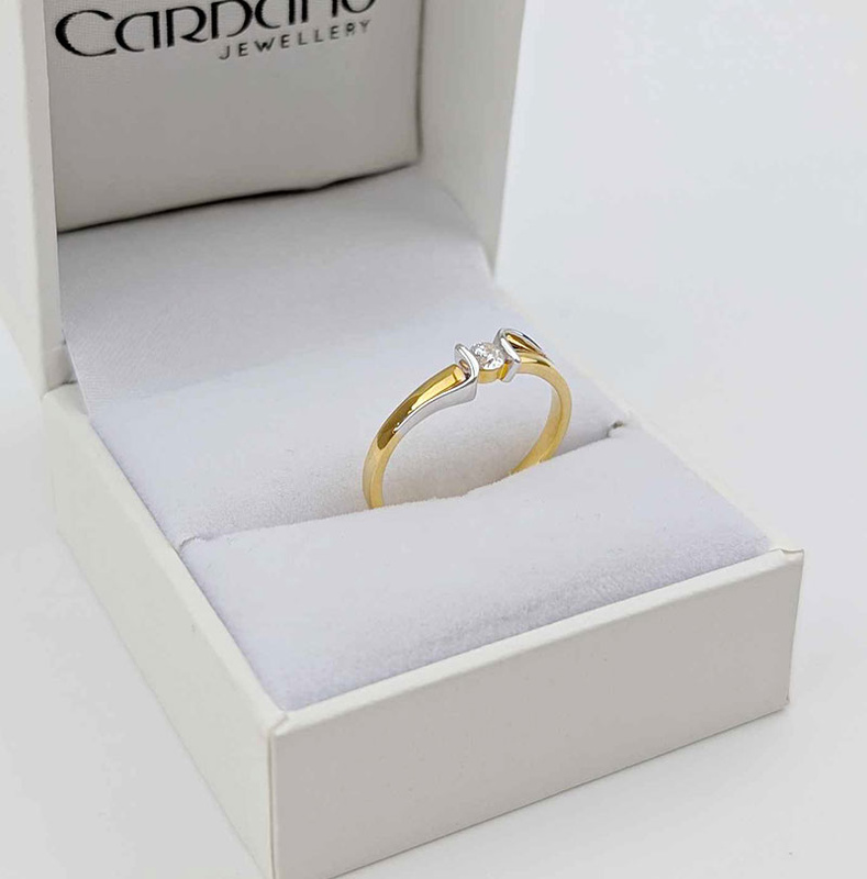 Żółty pierścionek z diamentem