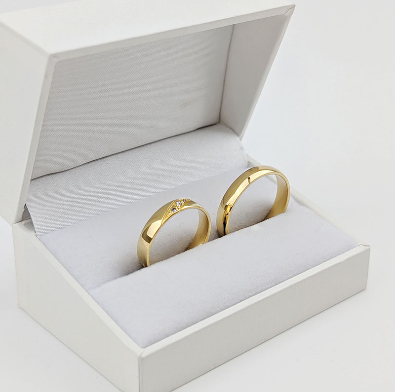 Obrączki ślubne półokrągłe 4mm z kamieniami próba 333