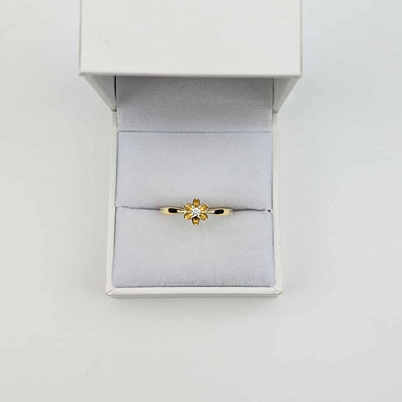 Złoty pierścionek z brylantem