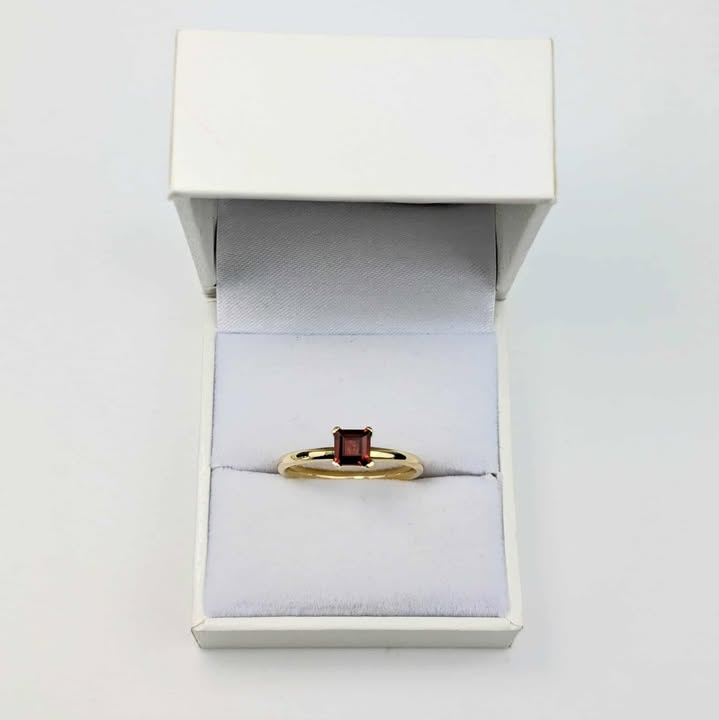 Złoty pierścionek z granatem