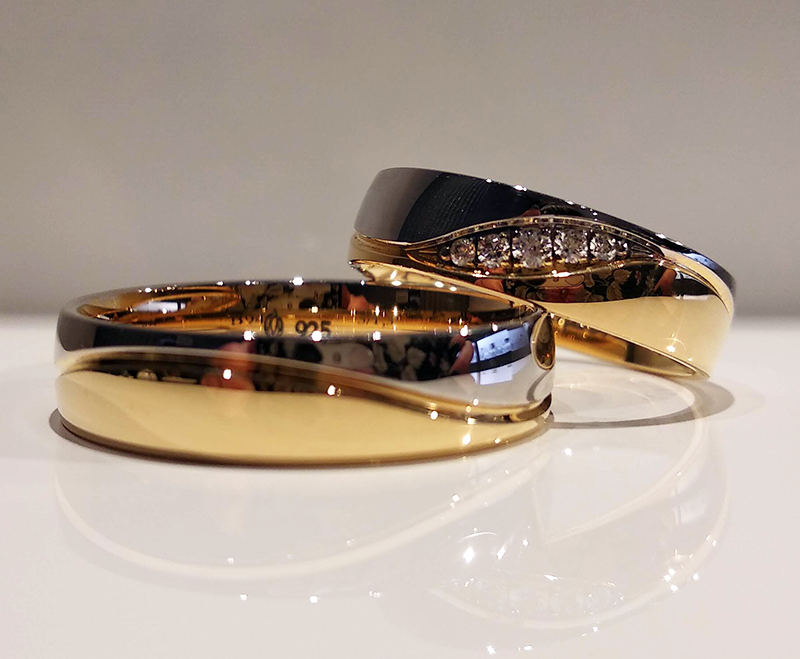 Obrączki ślubne z falami i kamieniami 5mm dwukolorowe z białego i żółtego złota próba 585