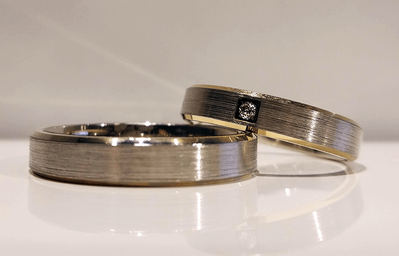 Fazowane obrączki ślubne 5mm z kamieniem w ciekawej oprawie dwukolorowe złoto białe i żółte próba 585
